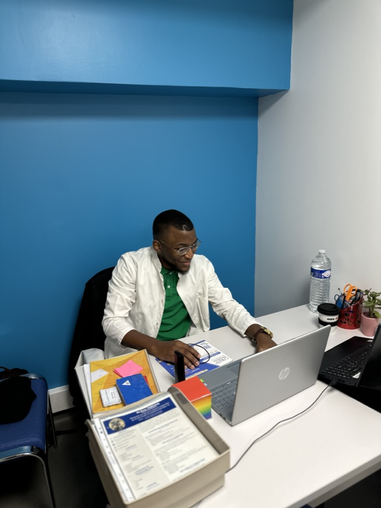 De Russ TEMGOUA au bureau devant son ordinateur