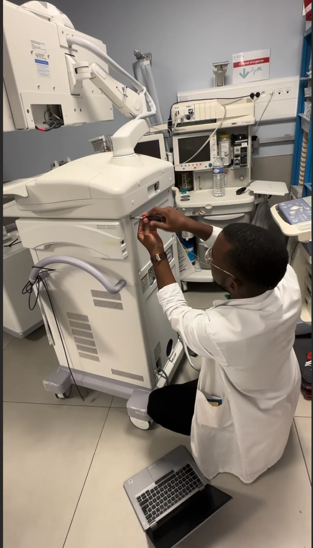 De Russ TEMGOUA intervenant sur un équipement biomédical en environnement hospitalier