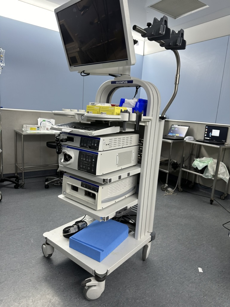 Colonne d’endoscopie dans son environnement hospitalier